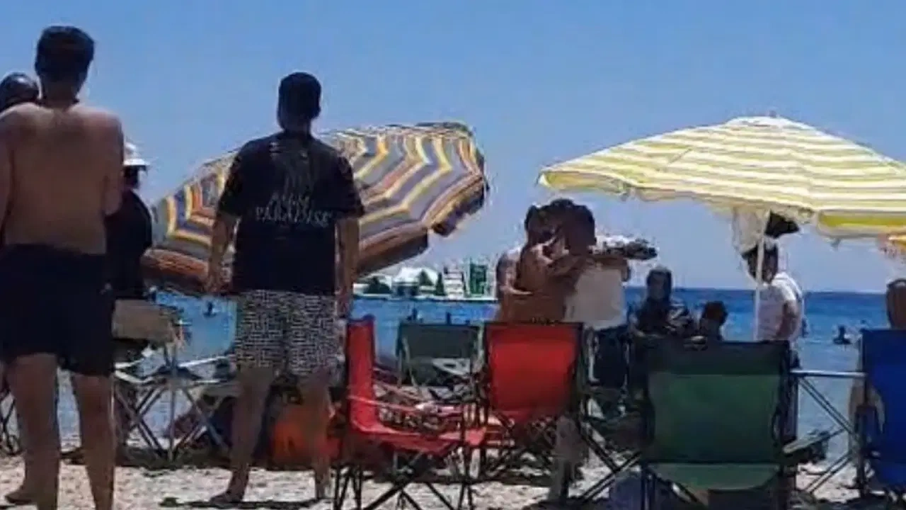 Şemsiye açmak isteyen vatandaşla işletmeciler tekme tokat birbirine girdi