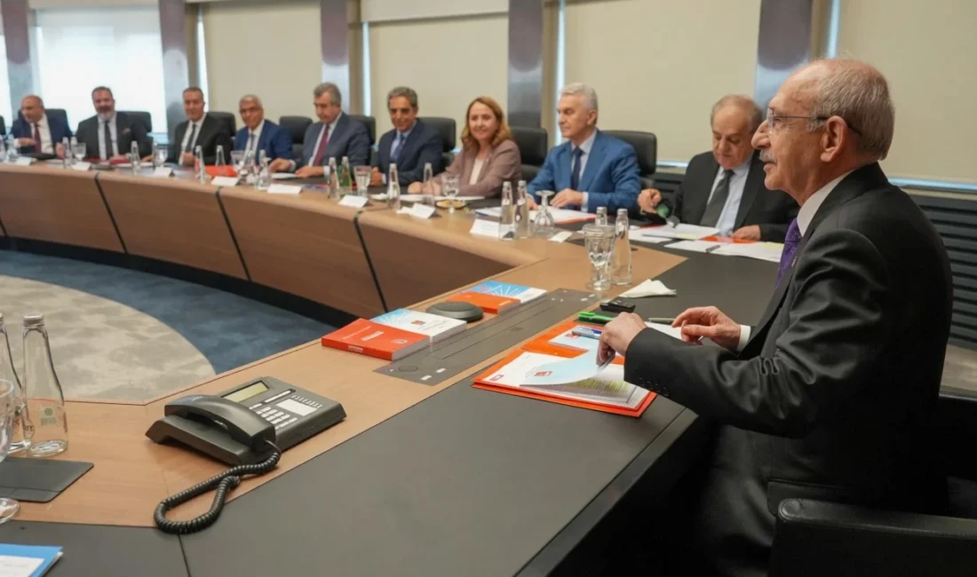 Mahkeme kararıyla görevine dönen CHP Genel Başkanı Kemal Kılıçdaroğlu başkanlığında
