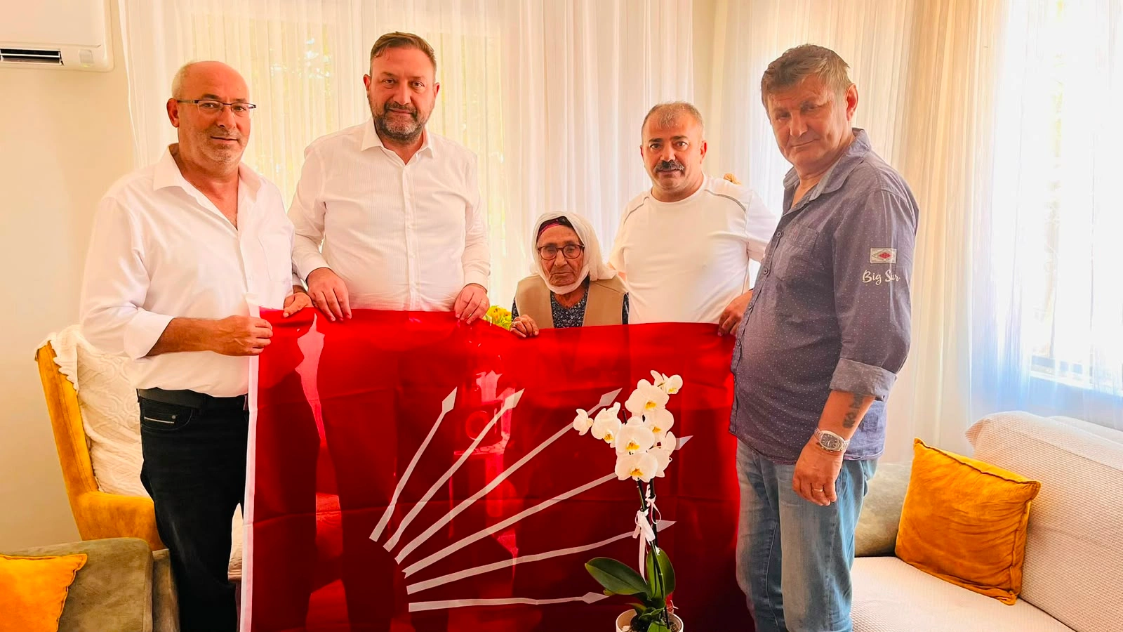 CHP İzmir İl Başkanı Gümrükçü'den 106 yaşındaki kıdemli CHP üyesine doğum günü ziyareti