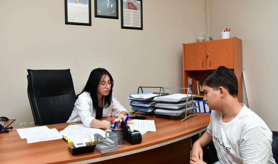 Çiğli Belediyesi Eğitim Merkezi (ÇİBEM), üniversite adaylarının geleceklerine doğru adımlarla