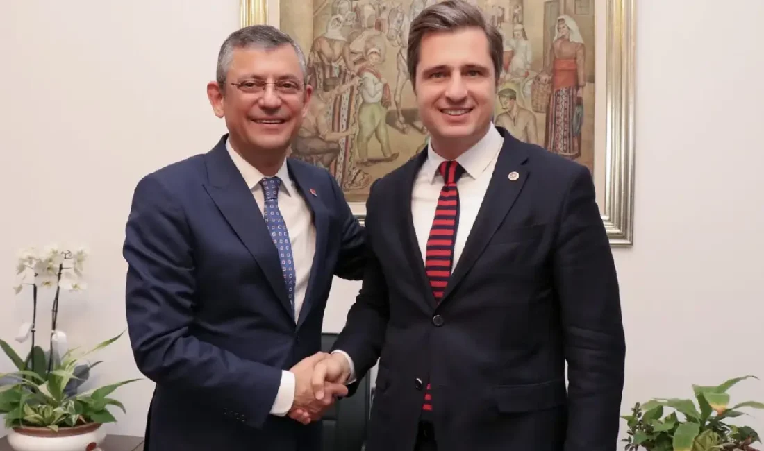 CHP İzmir Milletvekili Deniz Yücel partisinden istifa ettiğini açıklarken belediye