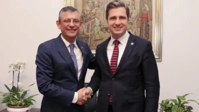 CHP İzmir Milletvekili Deniz Yücel partisinden istifa ettiğini açıklarken belediye