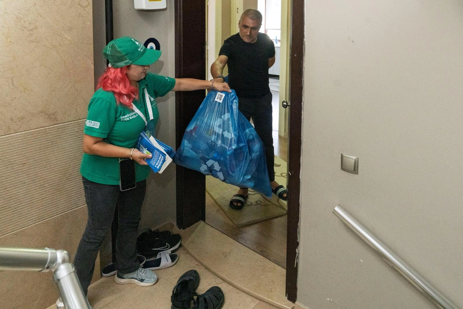 Mavi poşet devrimi Güzelbahçe’de! Kapıdan kapıya QR kodlu geri dönüşüm