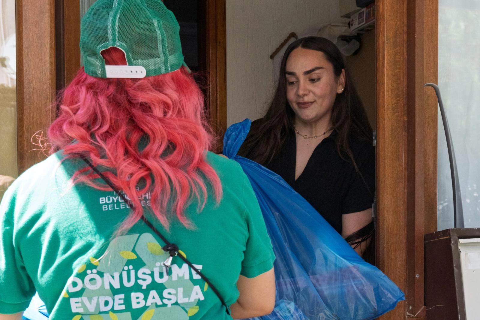 Mavi poşet devrimi Güzelbahçe’de! Kapıdan kapıya QR kodlu geri dönüşüm