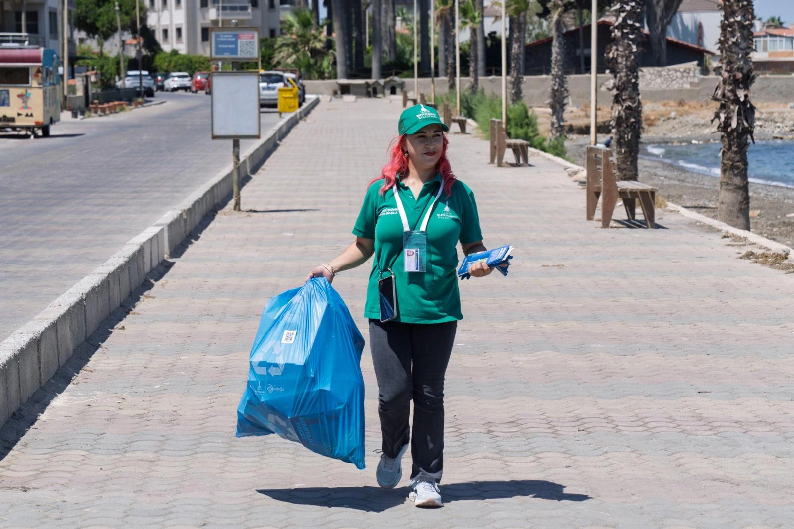 Mavi poşet devrimi Güzelbahçe’de! Kapıdan kapıya QR kodlu geri dönüşüm