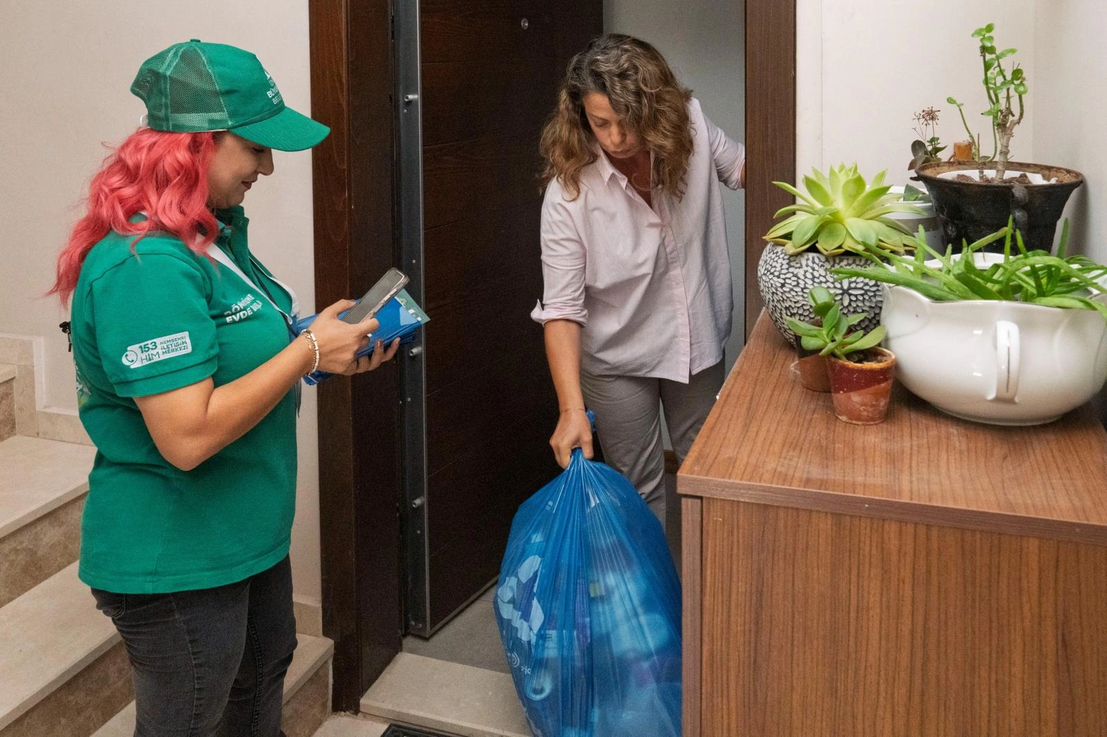 Mavi poşet devrimi Güzelbahçe’de! Kapıdan kapıya QR kodlu geri dönüşüm