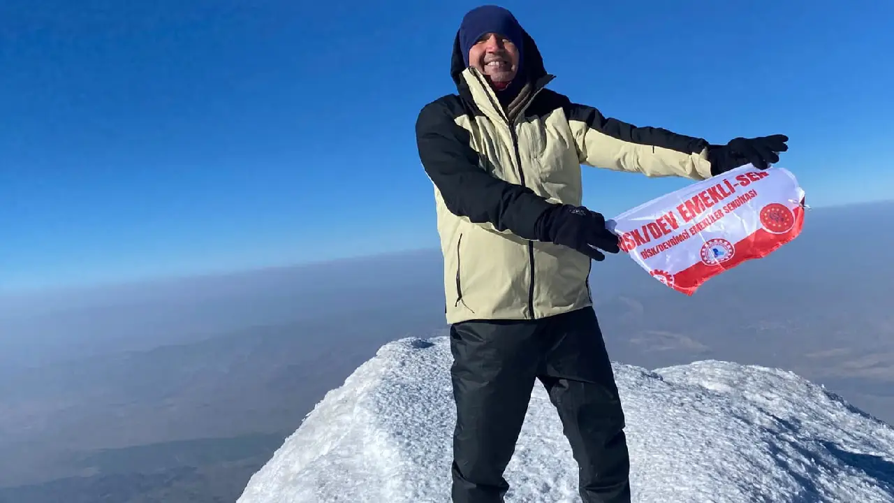 Emekli Ağrı Dağı'nın zirvesinden seslendi