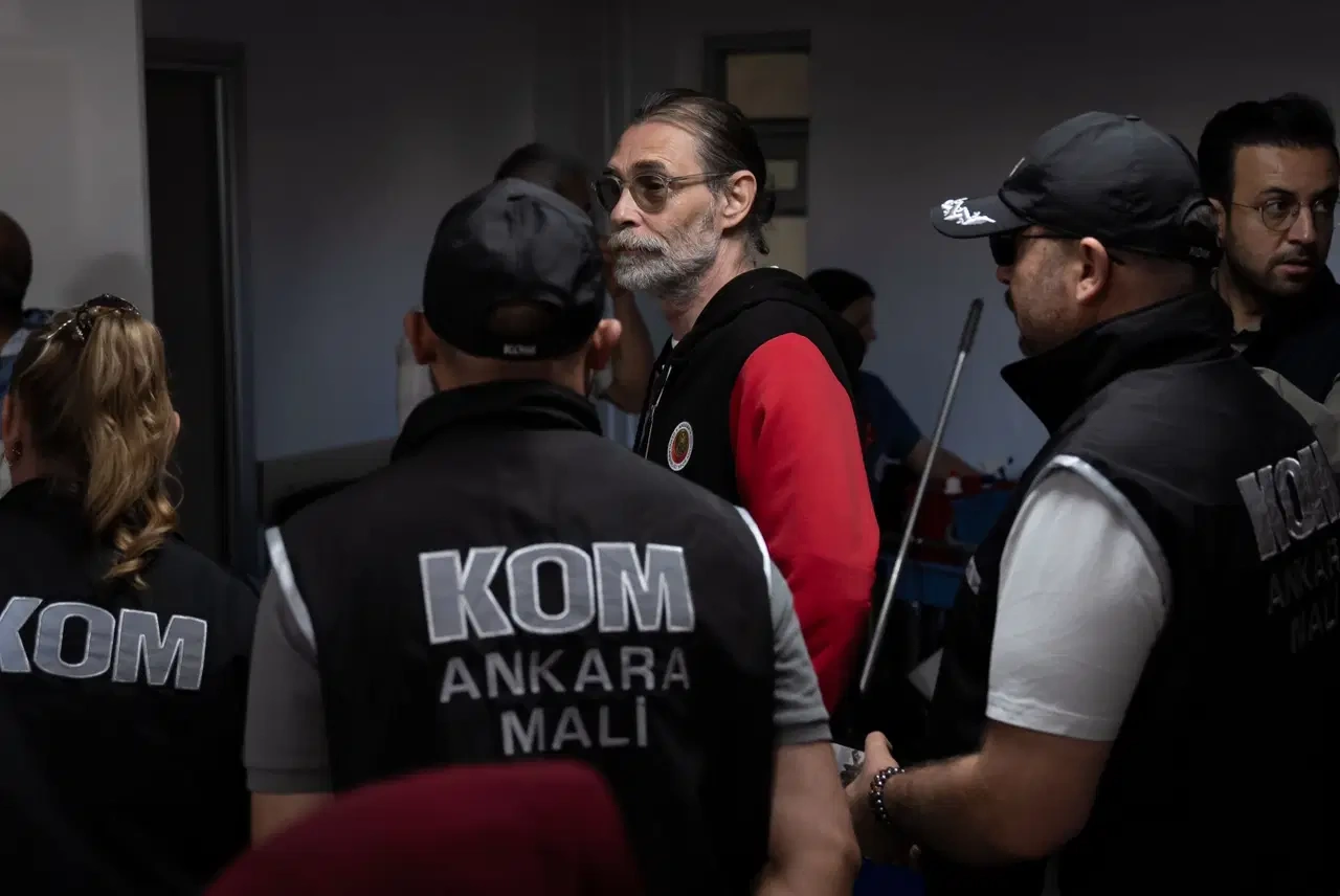 Etimesgut Belediyesi'ne operasyon: Erdal Beşikçioğlu gözaltında