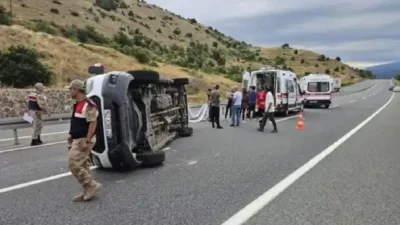 Erzincan-Erzurum kara yolunda seyir halindeki bir minibüsün kontrolden çıkarak devrilmesi