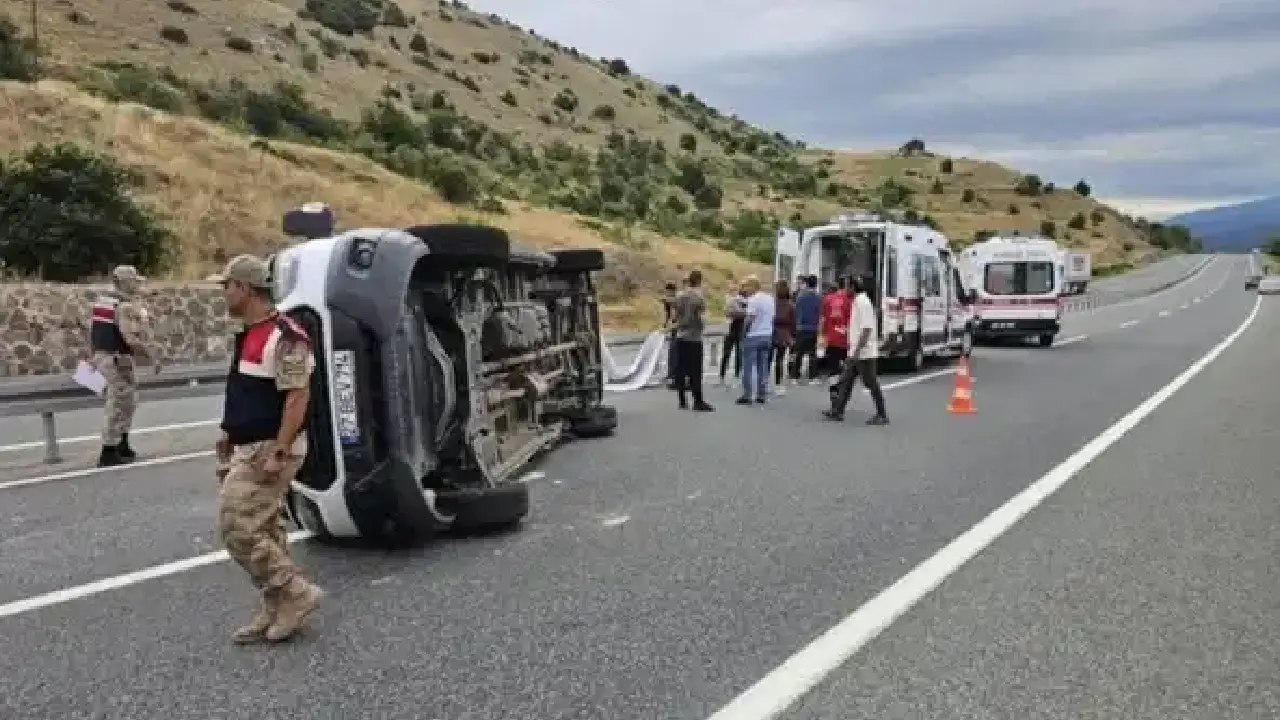 Erzincan-Erzurum kara yolunda seyir halindeki bir minibüsün kontrolden çıkarak devrilmesi