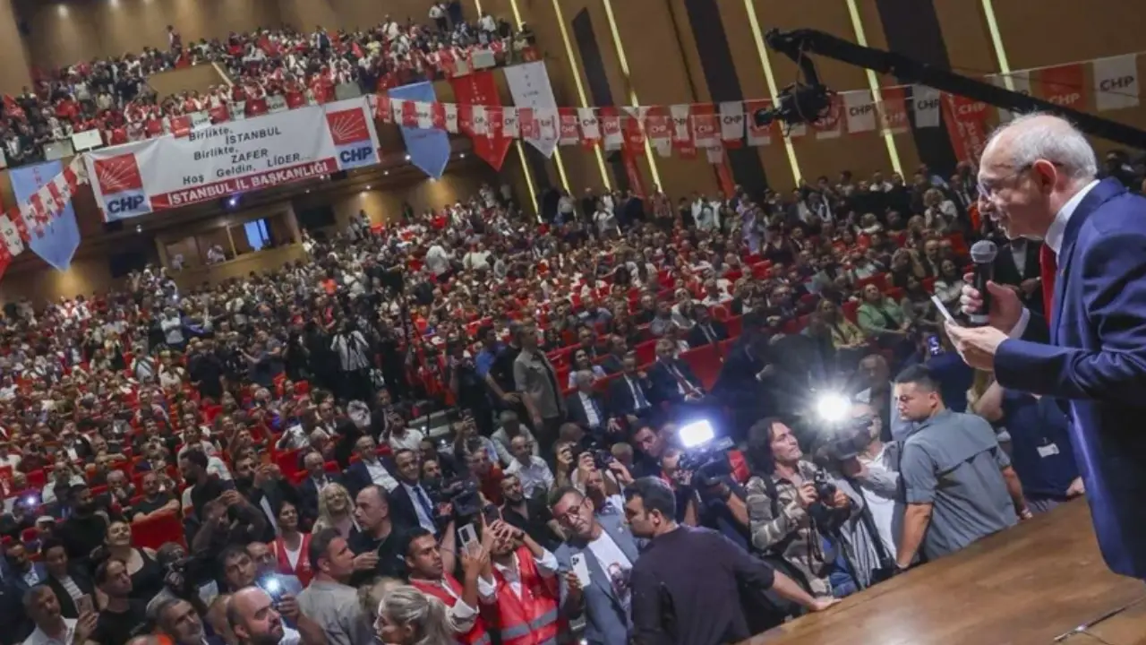 Kemal Kılıçdaroğlu'nun katıldığı üye katılım törenine ajans üzerinden "figüran" taşındığı