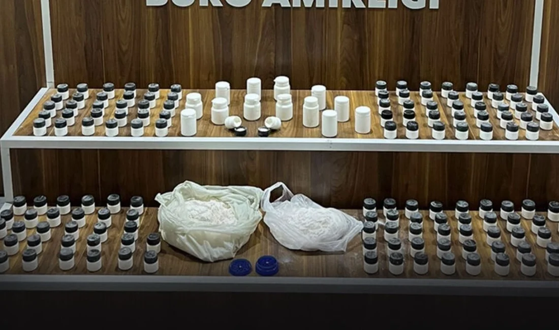 İzmir’in Gaziemir ilçesinde polis ekipleri tarafından bir eve düzenlenen narkotik