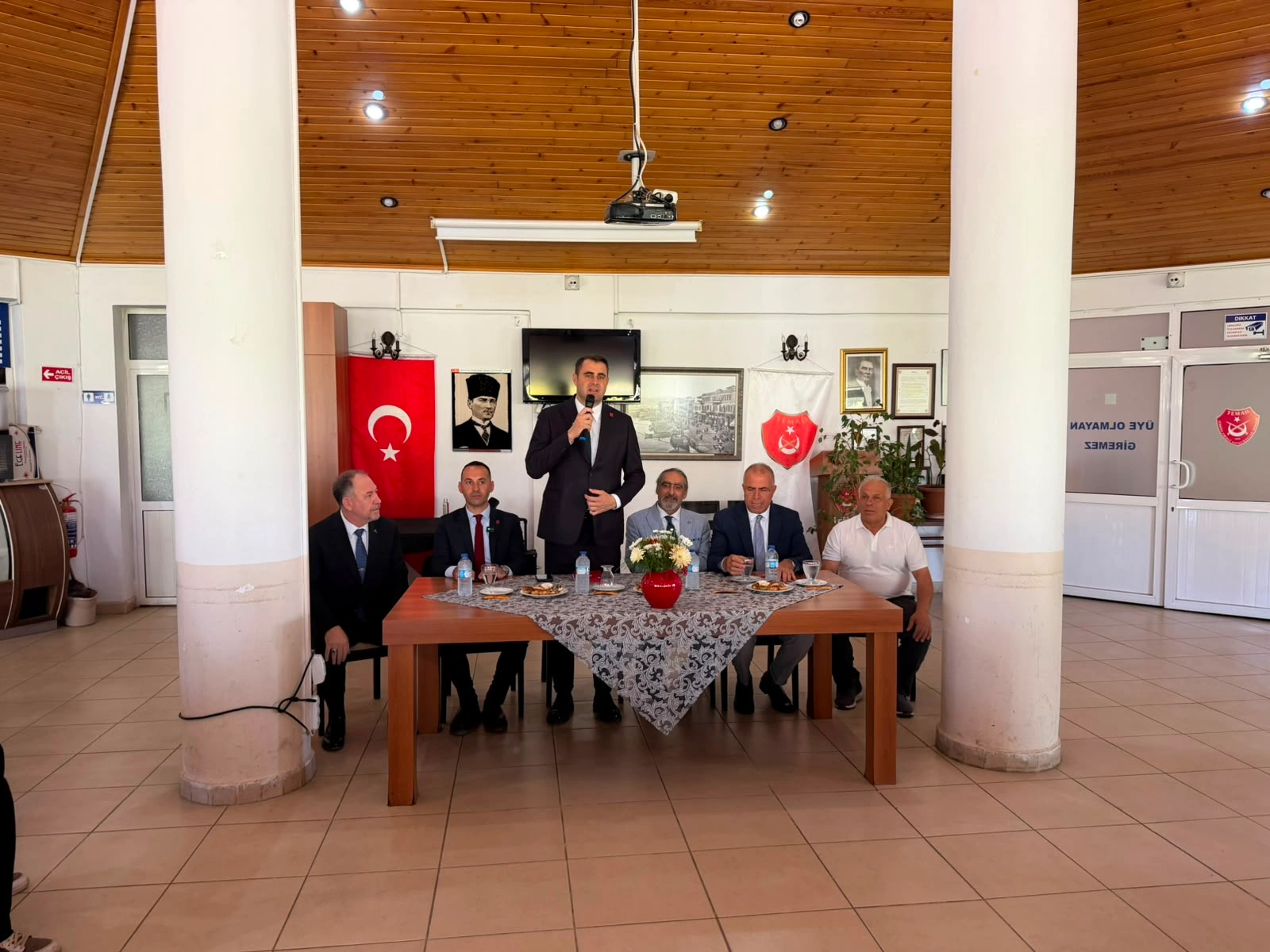 Güç’ten TEMAD ziyareti: “AKP iktidarı milletimizi umursamıyor” 2 Güç’ten TEMAD ziyareti: “AKP iktidarı milletimizi umursamıyor”
