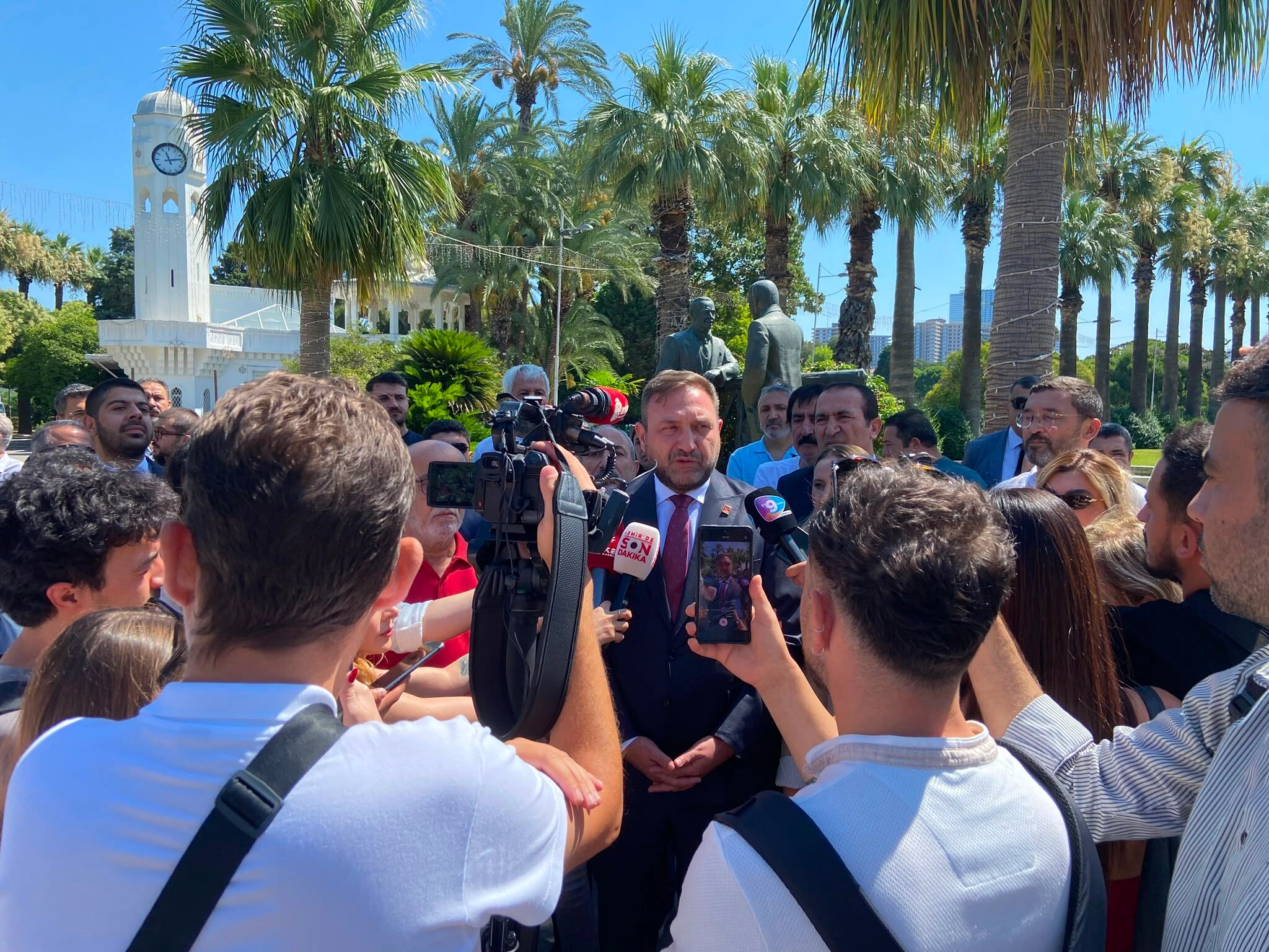 Cumhuriyet Halk Partisi (CHP) İzmir İl Başkanı Utku Gümrükçü, partiden