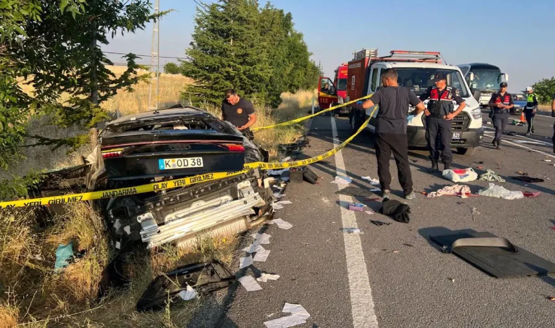 Nevşehir'de gurbetçi ailenin içinde bulunduğu otomobilin, refüje çarpıp takla attığı
