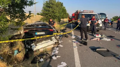 Nevşehir'de gurbetçi ailenin içinde bulunduğu otomobilin, refüje çarpıp takla attığı