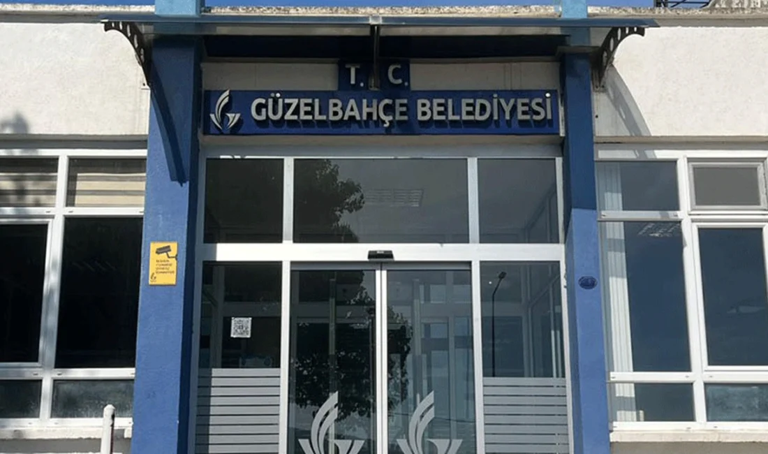İzmir'de Güzelbahçe Belediyesi'ne yönelik rüşvet ve irtikap soruşturması kapsamında düzenlenen