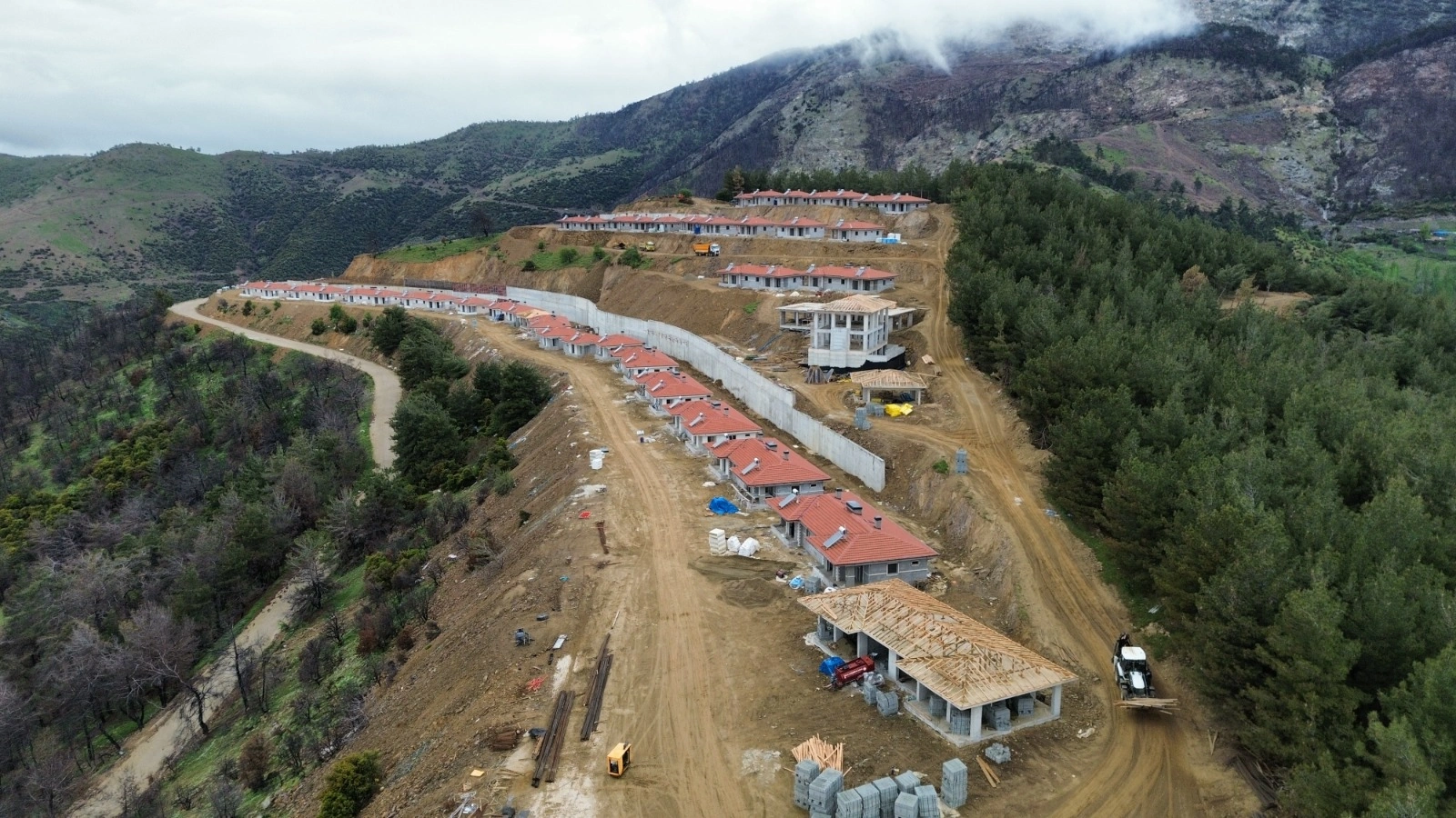 Ödemiş'te yangından yanan köyler küllerinden doğdu