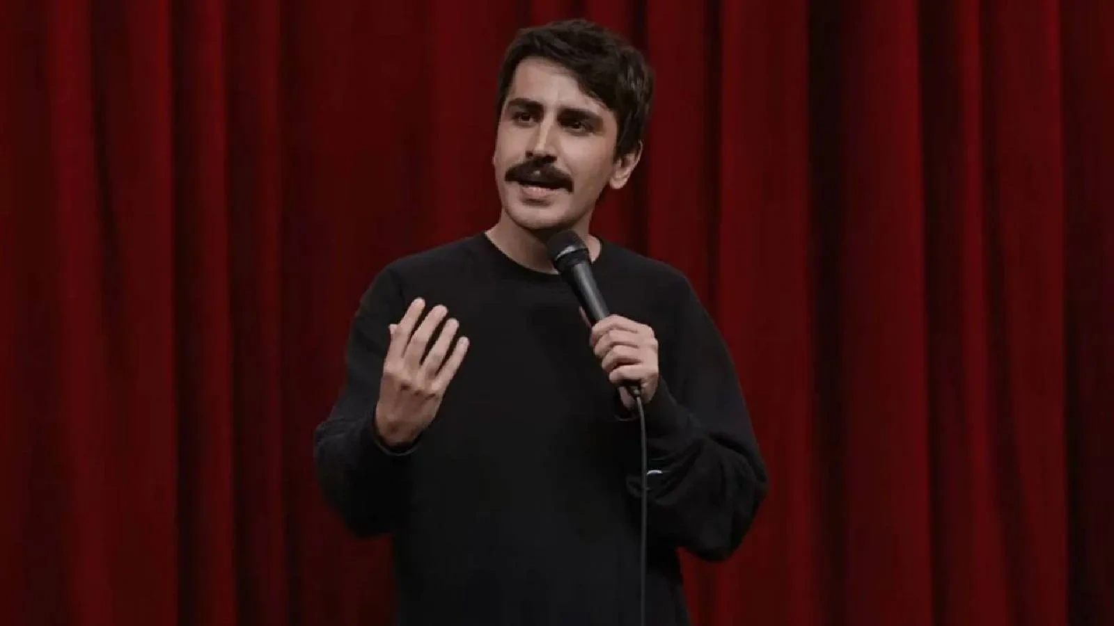 Komedyen Deniz Göktaş’ın politik eleştiriler içeren stand-up gösterisinin ardından gözaltına