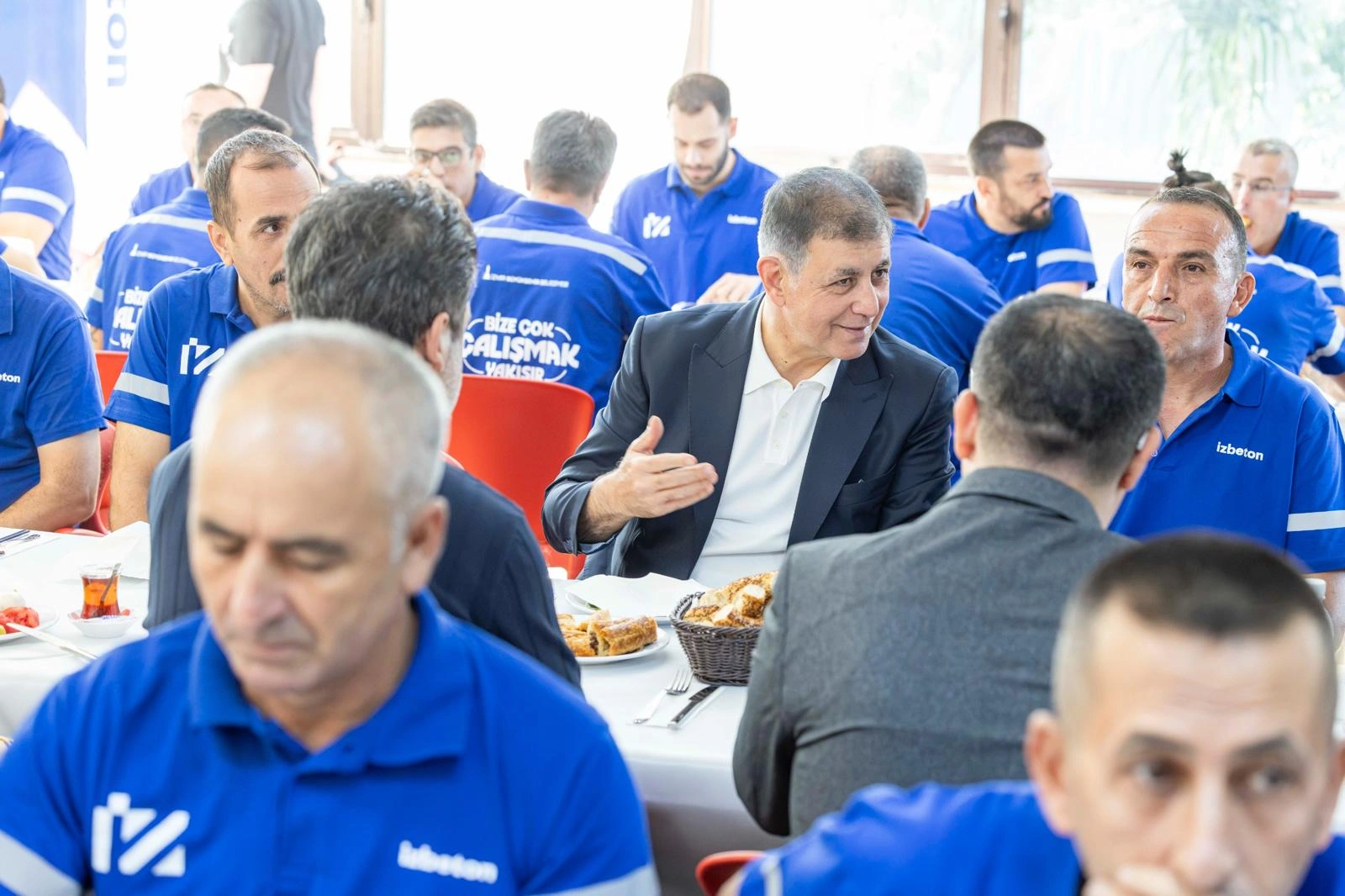 Başkan Tugay güne İZBETON emekçileriyle başladı: “Birlikte her zorluğu aşacağız”