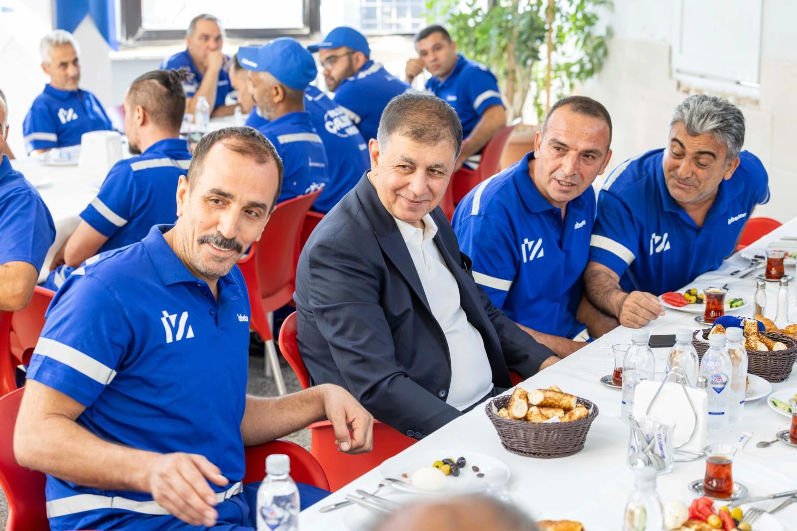 Başkan Tugay güne İZBETON emekçileriyle başladı: “Birlikte her zorluğu aşacağız”