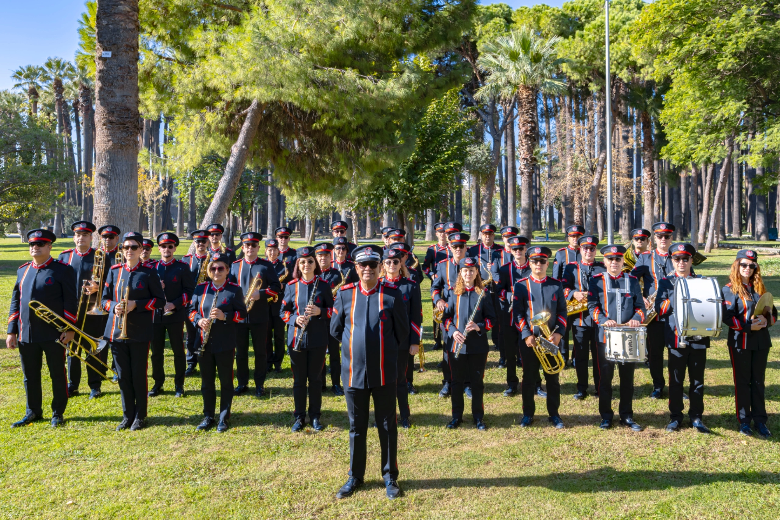 1943 yılında 64 kişilik dev bir kadroyla kurulan İzmir Büyükşehir