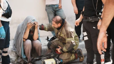 İzmir Bayraklı'da 3 katlı binada çıkan yangında can pazarı yaşandı.