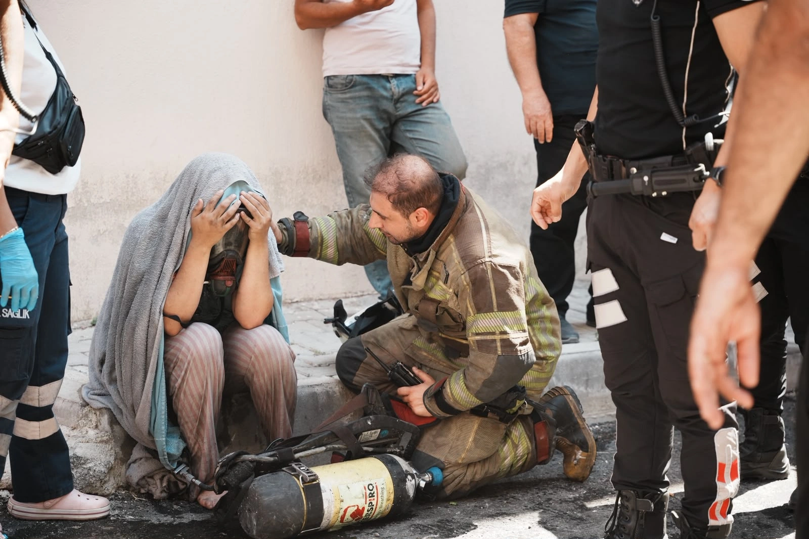 İzmir Bayraklı'da can pazarı: Kahraman itfaiyecilerden hayat kurtaran müdahale!