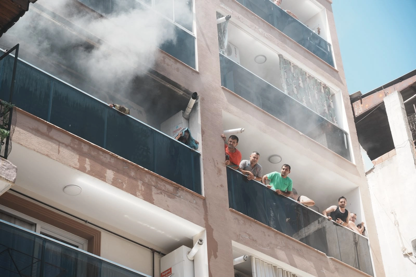 İzmir Bayraklı'da can pazarı: Kahraman itfaiyecilerden hayat kurtaran müdahale!