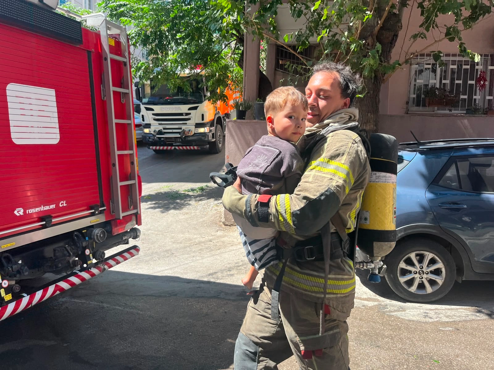 İzmir Bayraklı'da can pazarı: Kahraman itfaiyecilerden hayat kurtaran müdahale!