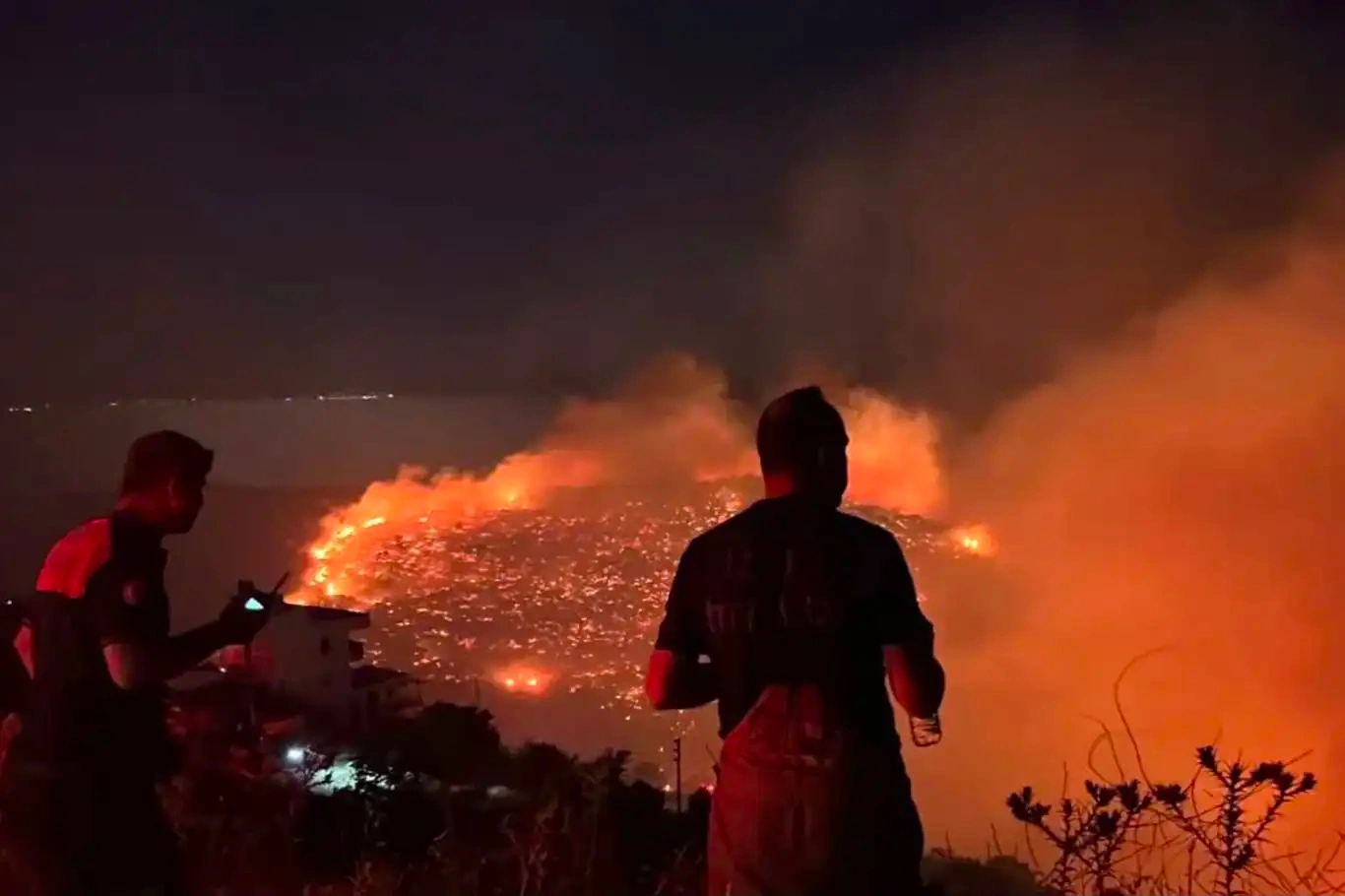 İzmir sınırında can pazarı! Alevler Bergama’ya sıçradı, köyler tedbiren evleri boşalttı 1 İzmir sınırında can pazarı! Alevler Bergama’ya sıçradı, köyler tedbiren evleri boşalttı
