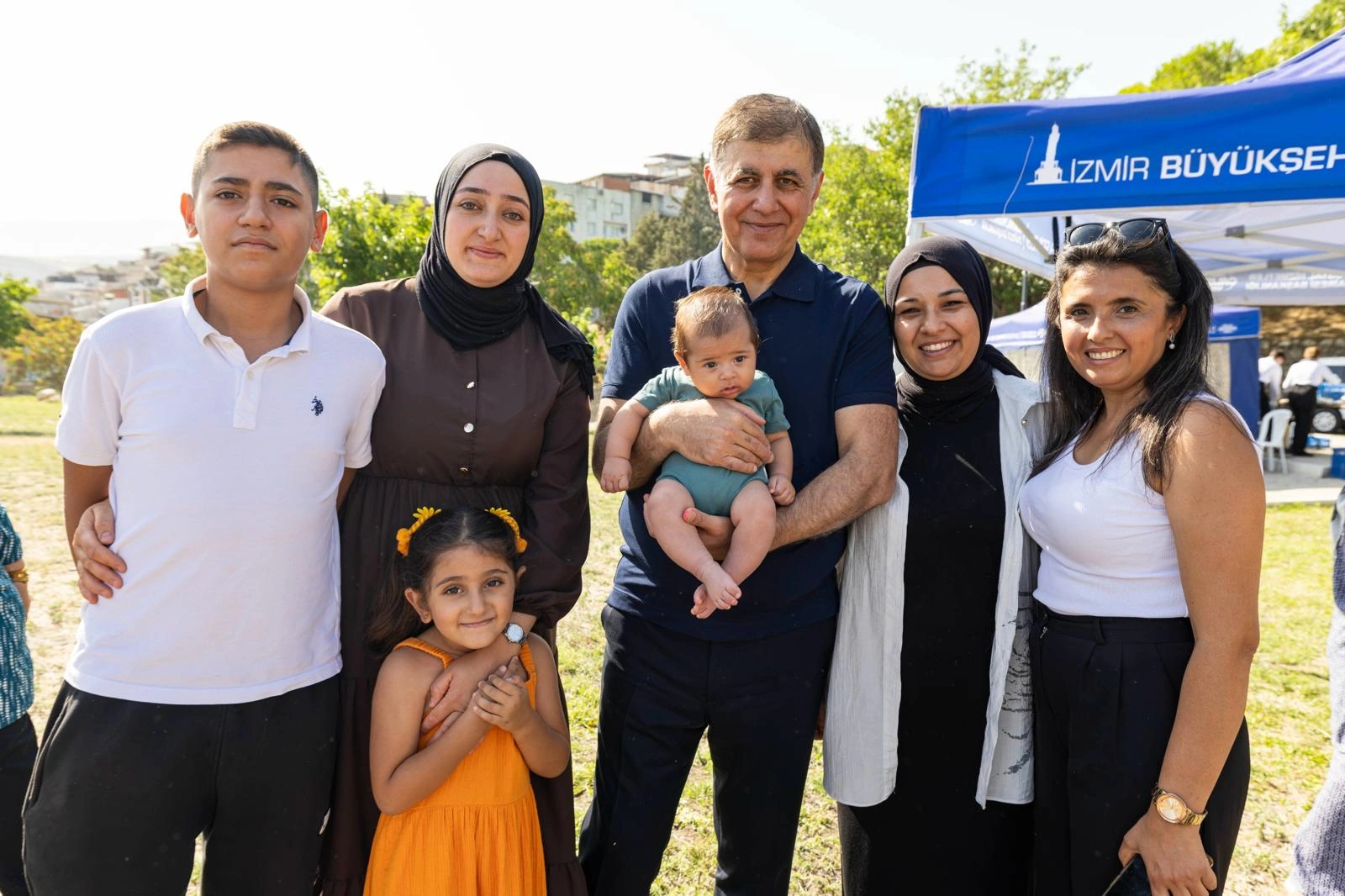 Mahalle bostanlarında üretim ve dayanışma büyüyor: Başkan Tugay kadınlarla hasat yaptı