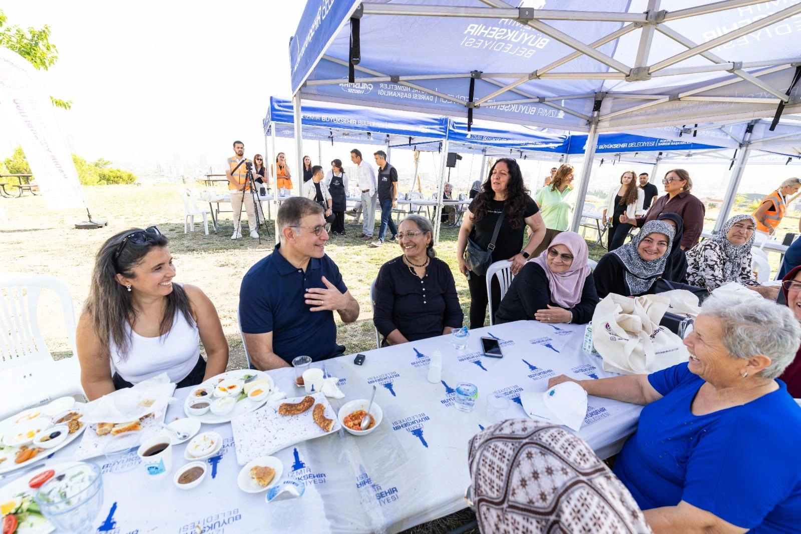 Mahalle bostanlarında üretim ve dayanışma büyüyor: Başkan Tugay kadınlarla hasat yaptı