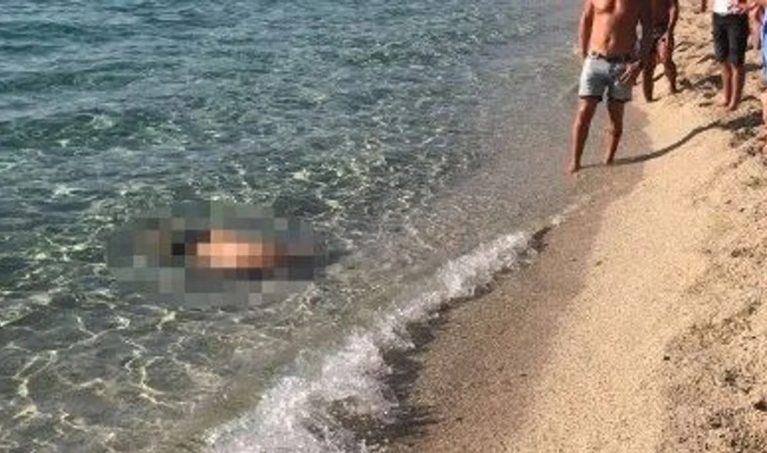 İzmir'in Çeşme ilçesindeki Ilıca Halk Plajı'nda, denizde hareketsiz halde bulunan