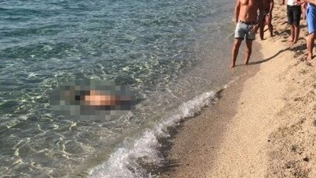 İzmir'in Çeşme ilçesindeki Ilıca Halk Plajı'nda, denizde hareketsiz halde bulunan