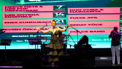 İzmir Büyükşehir Belediyesi'nin Tarihi Havagazı Fabrikası'ndaki Çim Konserleri Evrim Özkaynak