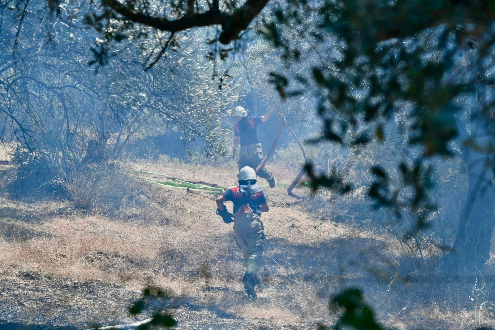Kavurucu sıcaklarda zamanla yarış: İzmir İtfaiyesi alevlere karşı nöbette