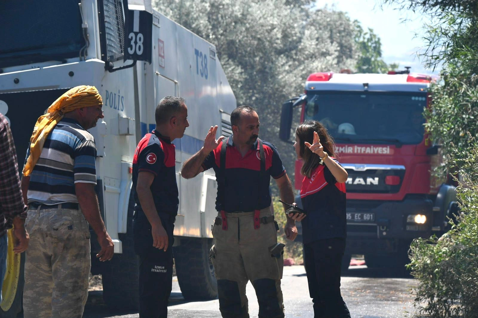 Kavurucu sıcaklarda zamanla yarış: İzmir İtfaiyesi alevlere karşı nöbette