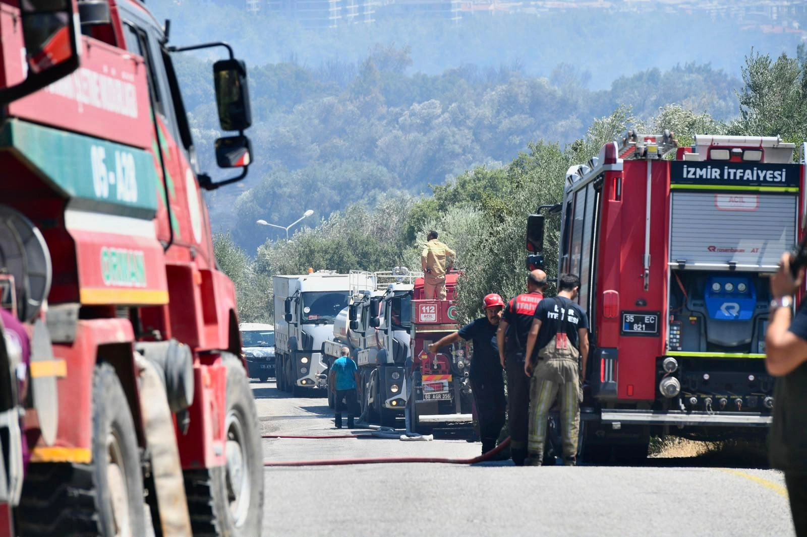 Kavurucu sıcaklarda zamanla yarış: İzmir İtfaiyesi alevlere karşı nöbette