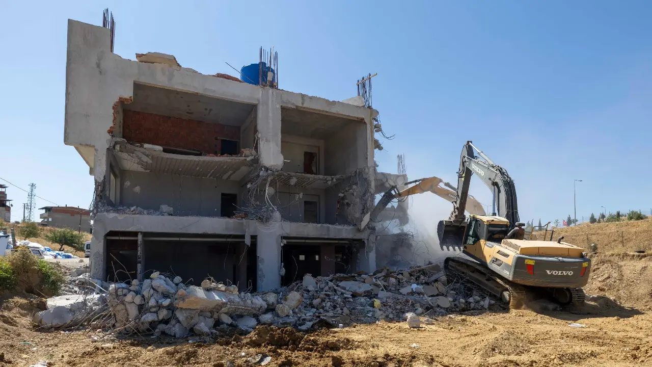 İzmir’de imar mevzuat aykırılığına taviz yok: Büyükşehir ekipleri kentsel dönüşüm alanındaki kaçak yapıyı yıktı