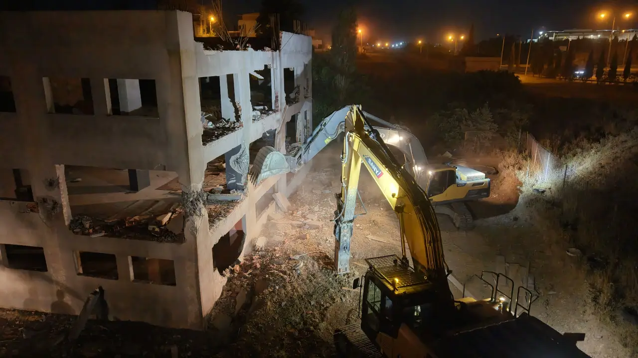 İzmir’de imar mevzuat aykırılığına taviz yok: Büyükşehir ekipleri kentsel dönüşüm alanındaki kaçak yapıyı yıktı