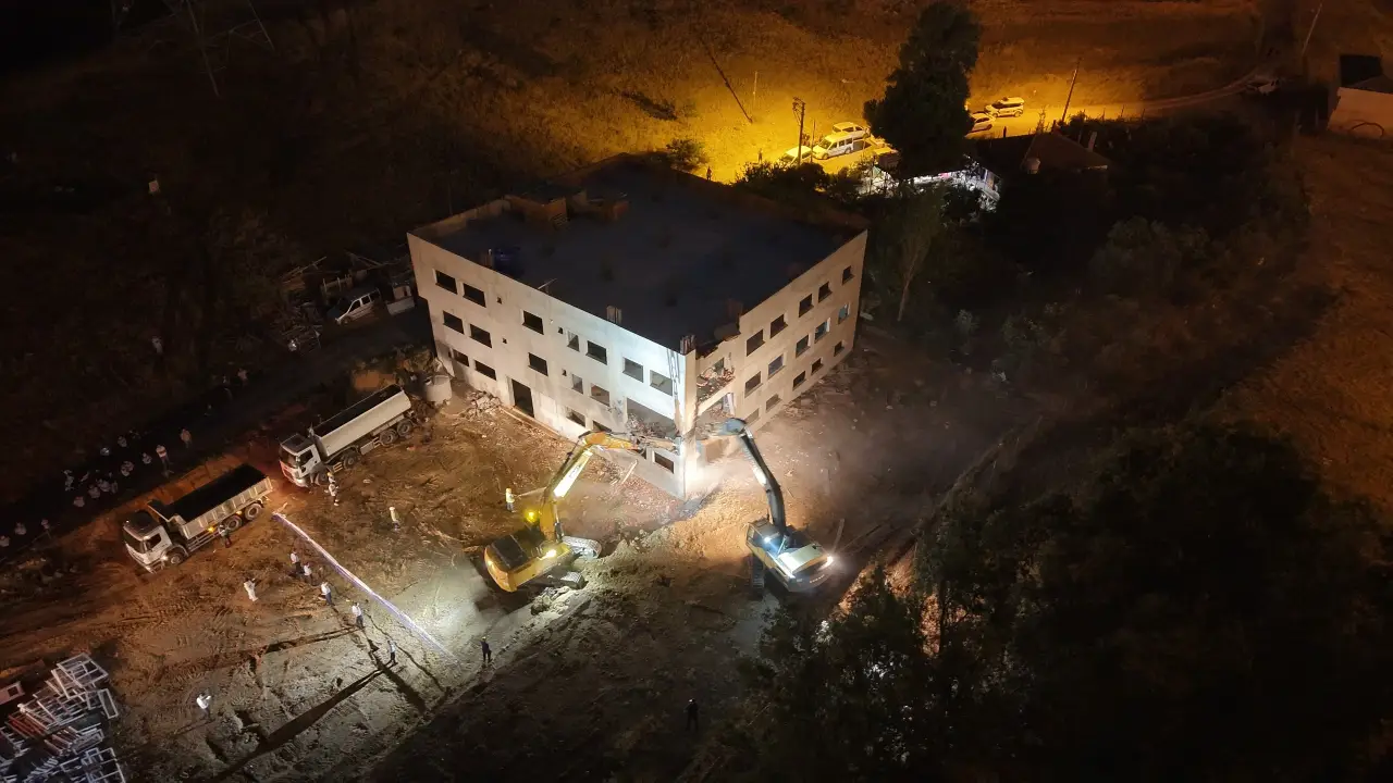 İzmir’de imar mevzuat aykırılığına taviz yok: Büyükşehir ekipleri kentsel dönüşüm alanındaki kaçak yapıyı yıktı