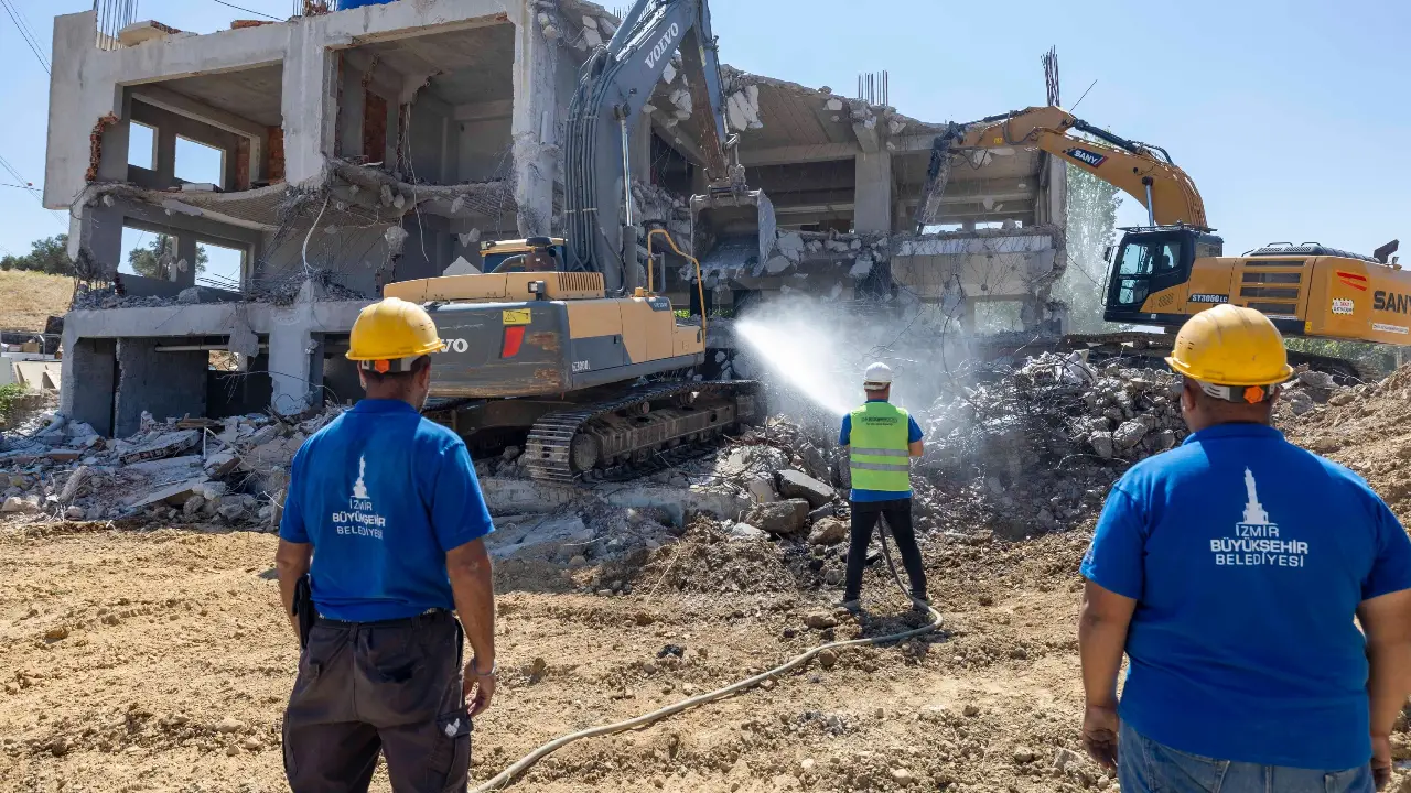 İzmir’de imar mevzuat aykırılığına taviz yok: Büyükşehir ekipleri kentsel dönüşüm alanındaki kaçak yapıyı yıktı