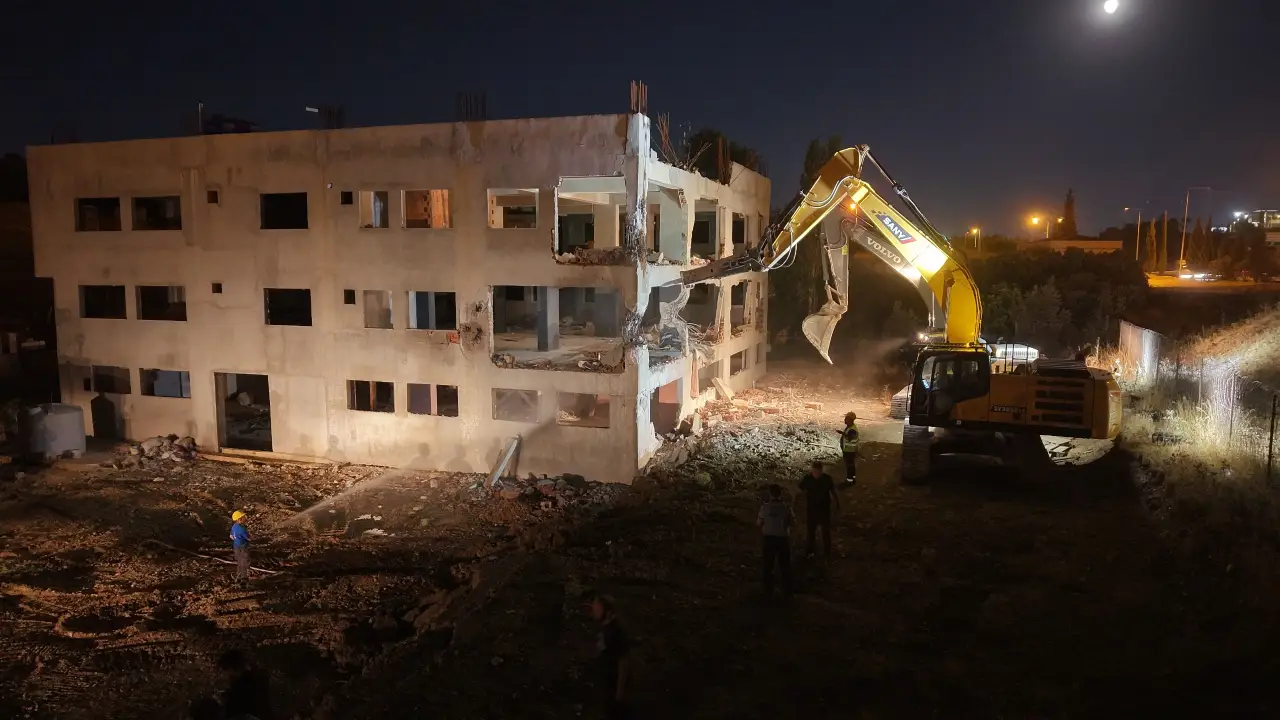 İzmir’de imar mevzuat aykırılığına taviz yok: Büyükşehir ekipleri kentsel dönüşüm alanındaki kaçak yapıyı yıktı