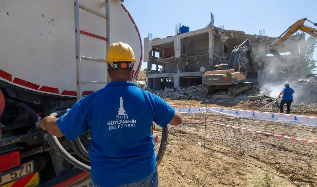 Kaçak yapılaşmayla mücadele eden İzmir Büyükşehir Belediyesi  ekipleri 122 hektarlık