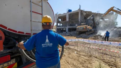 Kaçak yapılaşmayla mücadele eden İzmir Büyükşehir Belediyesi  ekipleri 122 hektarlık