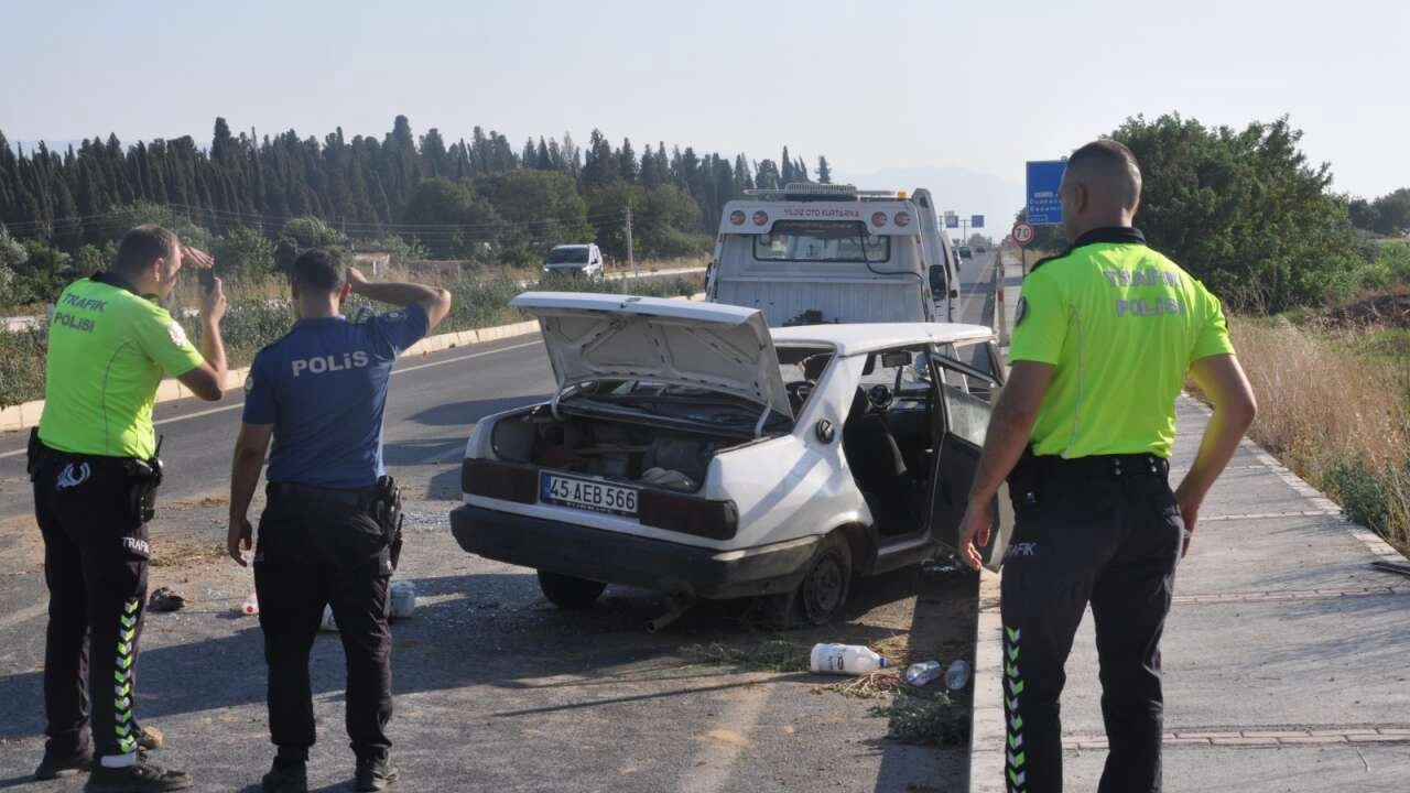 İzmir’de lastiği patlayan araç karşı şeride uçtu: Aynı aileden 5 yaralı