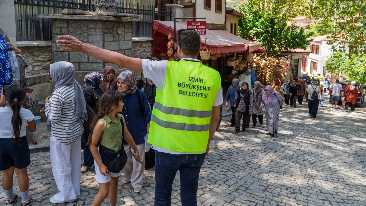 İzmir Büyükşehir’den kırsala kültür desteği: 3 bin kişi kenti keşfetti!