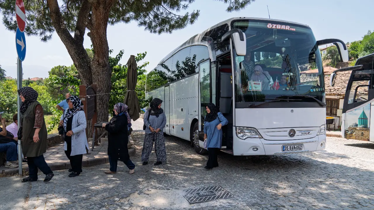 İzmir Büyükşehir’den kırsala kültür desteği: 3 bin kişi kenti keşfetti! 1 İzmir Büyükşehir’den kırsala kültür desteği: 3 bin kişi kenti keşfetti!