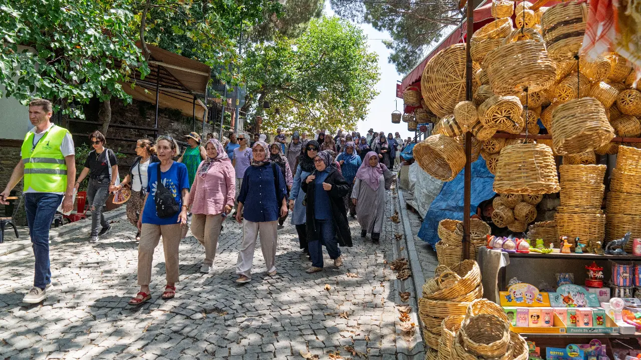 İzmir Büyükşehir’den kırsala kültür desteği: 3 bin kişi kenti keşfetti! 4 İzmir Büyükşehir’den kırsala kültür desteği: 3 bin kişi kenti keşfetti!